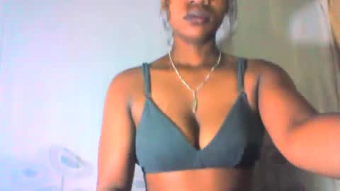 Snapshot of mayrah5 chatting on February 6, 5:35 am mayrah online show from February 6, 5:35 am