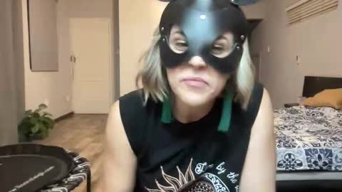 Snapshot of mc_bunny chatting on February 4, 7:09 pm Kyla Wifey and Shaun online show from February 4, 7:09 pm