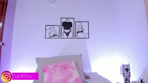 Snapshot of mcdonald_ellie chatting on November 23, 12:54 am Ellie online show from November 23, 12:54 am