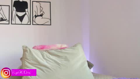 Snapshot of mcdonald_ellie chatting on November 30, 5:39 pm Ellie online show from November 30, 5:39 pm