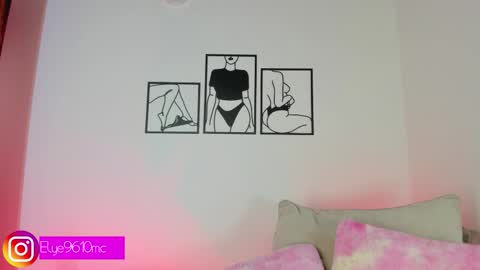 Snapshot of mcdonald_ellie chatting on December 19, 9:44 pm Ellie online show from December 19, 9:44 pm