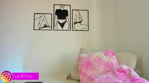 Snapshot of mcdonald_ellie chatting on December 22, 7:55 pm Ellie online show from December 22, 7:55 pm