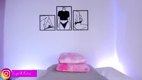 Snapshot of mcdonald_ellie chatting on February 10, 10:25 pm Ellie online show from February 10, 10:25 pm