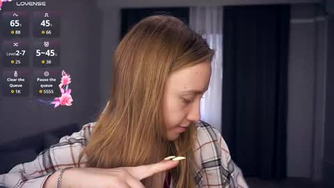 Snapshot of mckenziedyen chatting on November 3, 6:47 am Mary online show from November 3, 6:47 am