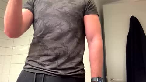 Snapshot of mcr8080 chatting on December 31, 3:20 pm mcr8080 online show from December 31, 3:20 pm