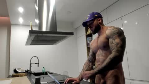 Snapshot of mealphamale chatting on December 4, 3:43 pm Alpha Male online show from December 4, 3:43 pm