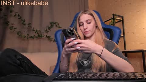 Snapshot of meandmaboy chatting on December 10, 10:06 am Anna online show from December 10, 10:06 am