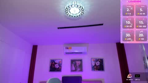 Snapshot of megan_bigboobs3 chatting on November 7, 10:15 am Megan online show from November 7, 10:15 am