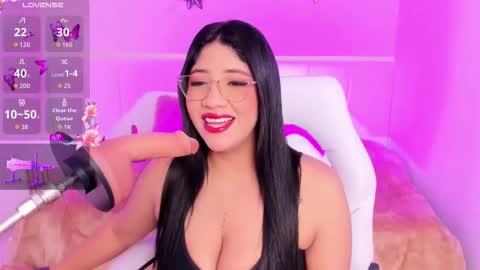 Snapshot of megan_bigboobs3 chatting on November 12, 10:26 am Megan online show from November 12, 10:26 am