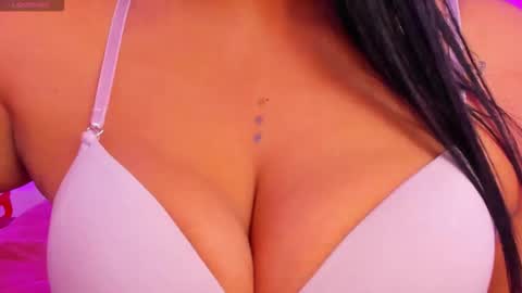 Snapshot of megan_bigboobs3 chatting on November 17, 10:21 am Megan online show from November 17, 10:21 am