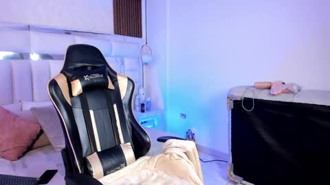 megan_gloow online show from April 17, 5:43 am