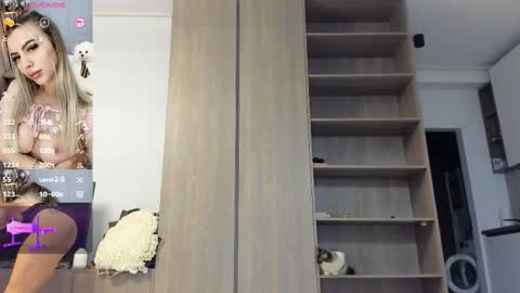 Snapshot of megan_ros_ chatting on November 24, 6:35 am Megan online show from November 24, 6:35 am