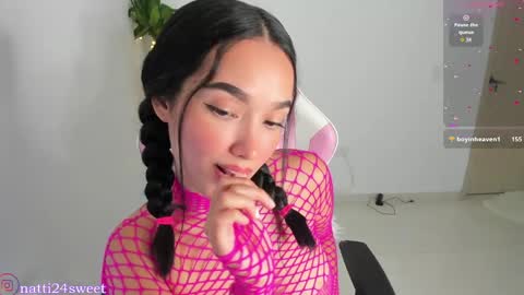 Snapshot of megan_sweet24 chatting on April 28, 2:27 am megan sweet online show from April 28, 2:27 am
