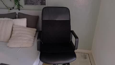 M E G A N  E V A N S  online show from April 17, 8:01 pm