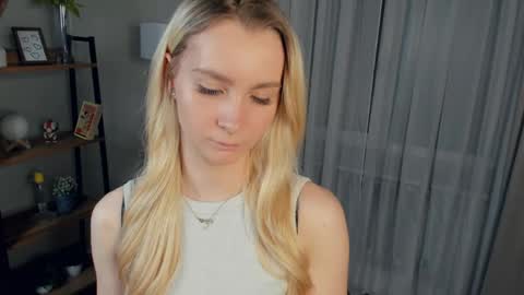 Elly online show from April 17, 6:22 pm