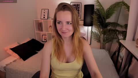 Snapshot of meggysun chatting on October 17, 1:57 pm Meggy online show from October 17, 1:57 pm