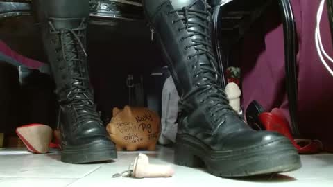 Snapshot of megoddessara chatting on April 27, 8:18 pm Goddess Sara online show from April 27, 8:18 pm
