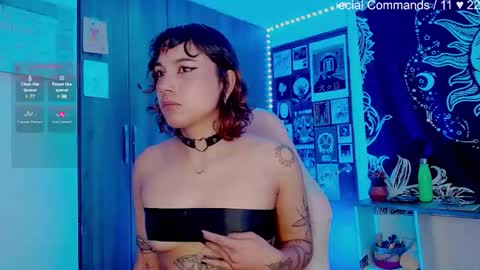 Snapshot of mel_dahlia chatting on December 10, 3:55 pm Melissa - - Please help me to reach 100 thumbs up online show from December 10, 3:55 pm