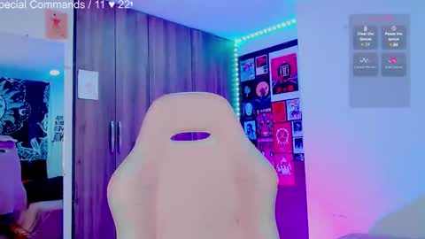 Snapshot of mel_dahlia chatting on January 21, 4:16 pm Melissa - - Please help me to reach 100 thumbs up online show from January 21, 4:16 pm