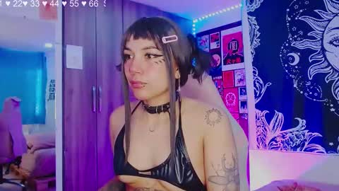 Snapshot of mel_dahlia chatting on January 26, 4:30 pm Melissa - - Please help me to reach 100 thumbs up online show from January 26, 4:30 pm