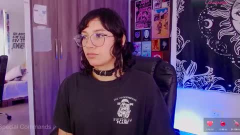 Snapshot of mel_dahlia chatting on September 9, 3:33 pm Melissa - - Please help me to reach 100 thumbs up online show from September 9, 3:33 pm