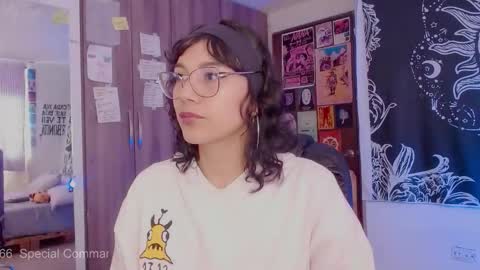 Snapshot of mel_dahlia chatting on October 14, 4:19 pm Melissa - - Please help me to reach 100 thumbs up online show from October 14, 4:19 pm