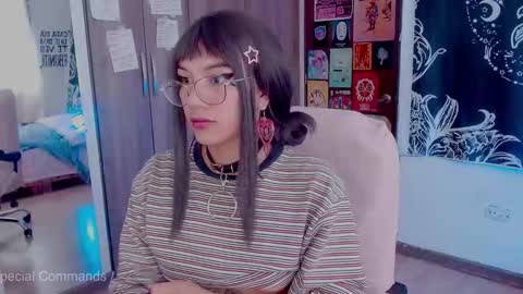 Snapshot of mel_dahlia chatting on October 23, 9:46 pm Melissa - - Please help me to reach 100 thumbs up online show from October 23, 9:46 pm