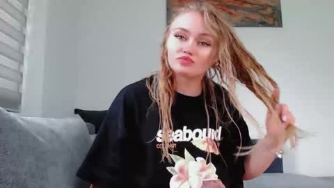 Snapshot of melani_a chatting on May 26, 11:17 am Melania online show from May 26, 11:17 am