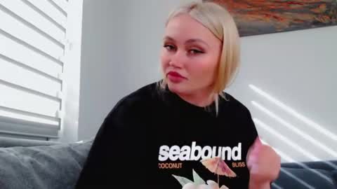 Snapshot of melani_a chatting on June 15, 2:19 pm Melania online show from June 15, 2:19 pm