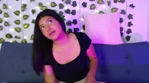 Snapshot of melanie_18_ chatting on May 25, 10:27 pm melanie online show from May 25, 10:27 pm