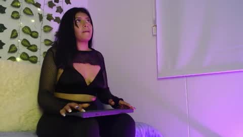 Snapshot of melanie_18_ chatting on May 27, 11:24 pm melanie online show from May 27, 11:24 pm