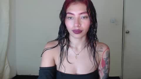 Snapshot of melanie_roux_ chatting on February 16, 6:10 pm Melanie roux online show from February 16, 6:10 pm