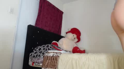 Snapshot of melanie_roux_ chatting on February 19, 7:27 pm Melanie roux online show from February 19, 7:27 pm