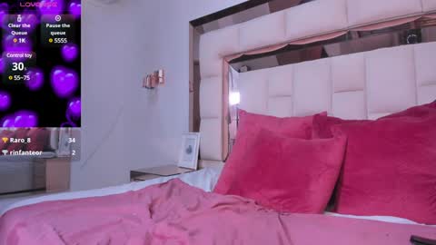 Snapshot of melaniee_joness chatting on December 14, 6:09 pm melaniee_joness online show from December 14, 6:09 pm