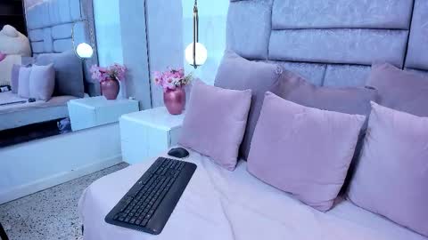 Snapshot of melaniee_joness chatting on February 18, 5:09 pm melaniee_joness online show from February 18, 5:09 pm