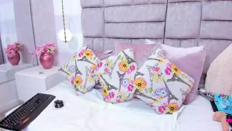 Snapshot of melaniee_joness chatting on June 26, 5:39 pm melaniee_joness online show from June 26, 5:39 pm