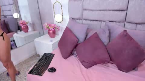 Snapshot of melaniee_joness chatting on July 3, 5:52 pm melaniee_joness online show from July 3, 5:52 pm