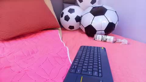 Snapshot of melany_roberts_ chatting on June 25, 5:12 am Melany online show from June 25, 5:12 am