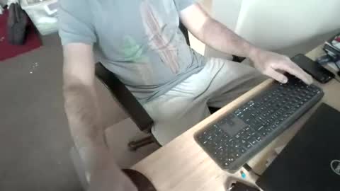 melbguy_075 online show from April 3, 12:30 am