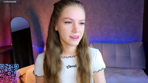 Melee Eva - Thumbs Up please  online show from April 7, 7:42 am