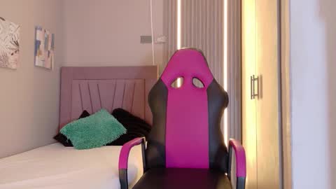 meli_peach online show from November 26, 7:15 pm