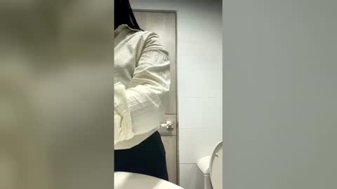 Snapshot of melie_me chatting on April 10, 10:42 am MELIE online show from April 10, 10:42 am