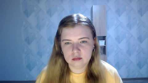 Snapshot of melina_beauty chatting on May 5, 6:49 pm Melina online show from May 5, 6:49 pm