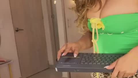 Snapshot of melina_ferrer1 chatting on July 18, 1:04 pm EI online show from July 18, 1:04 pm