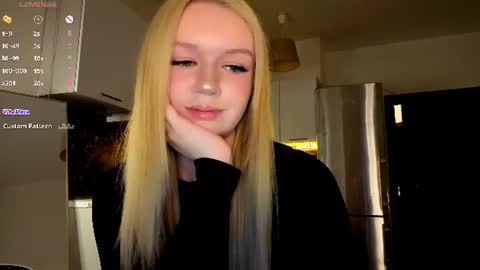 Snapshot of meliss_ss chatting on August 8, 4:42 pm Mel or Lissa 3 Welcome here online show from August 8, 4:42 pm