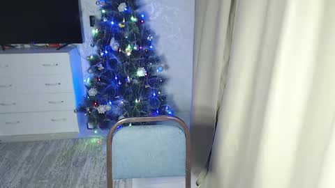 Melissa  Ray online show from December 21, 2:15 pm