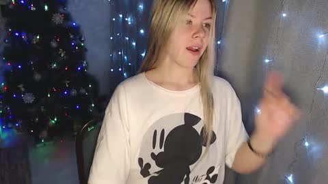 Melissa  Ray online show from December 30, 7:32 pm