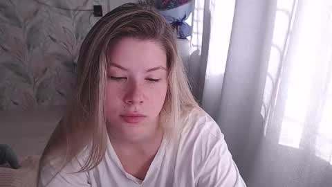 Melissa  Ray online show from September 26, 7:01 am