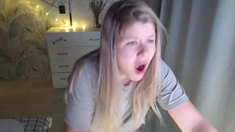 Melissa  Ray online show from October 6, 6:05 pm