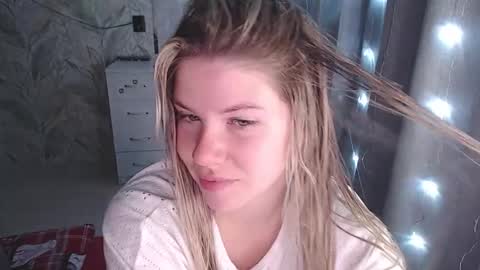 Melissa  Ray online show from November 16, 6:13 pm